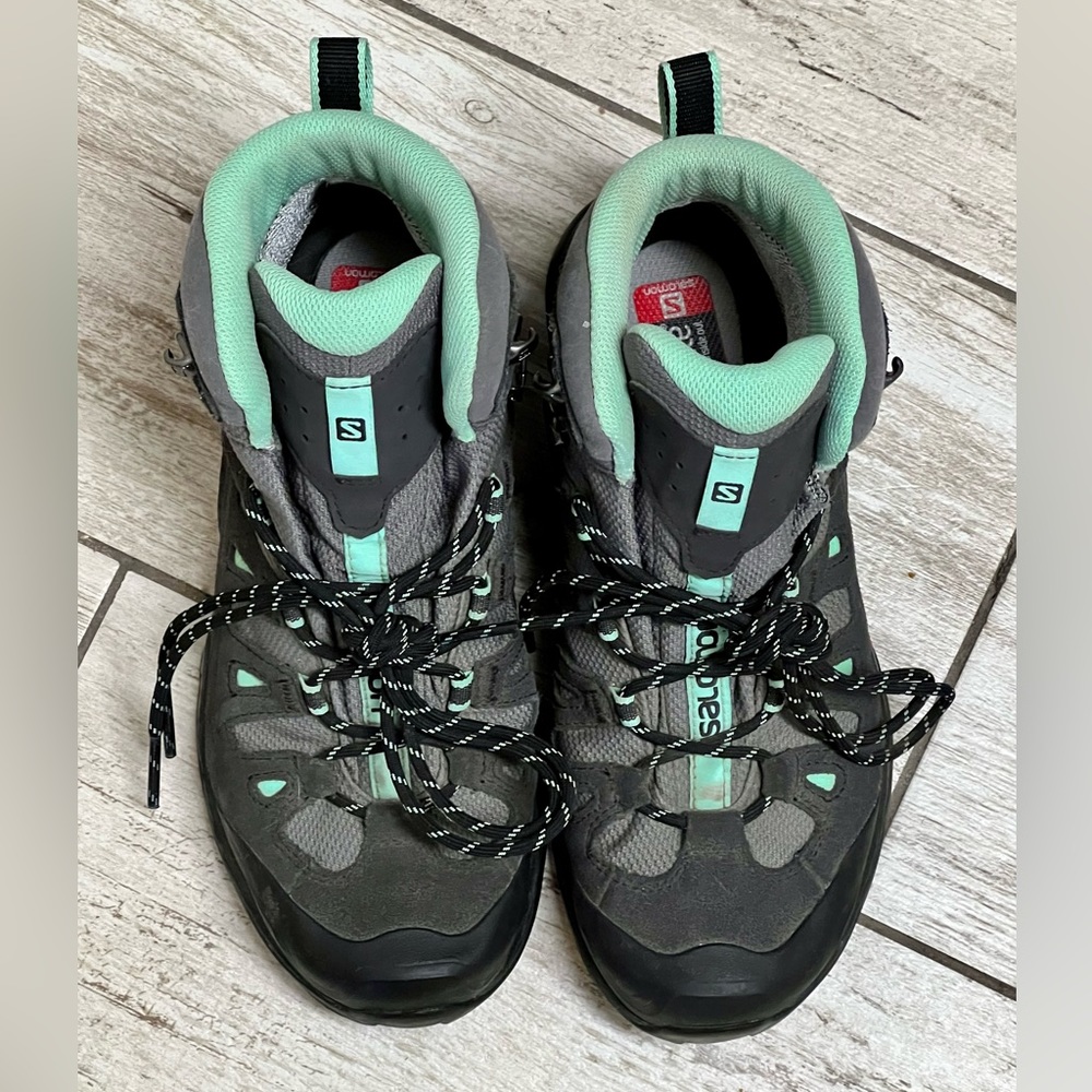 Salomon Hiking Boots women’s size 7. Excellent condition.